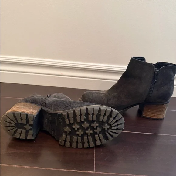 Elegant Black Suede Ankle Booties - Picture 4 of 4